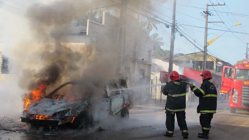 
        
            Carro é destruído por fogo no meio da  rua
        
    