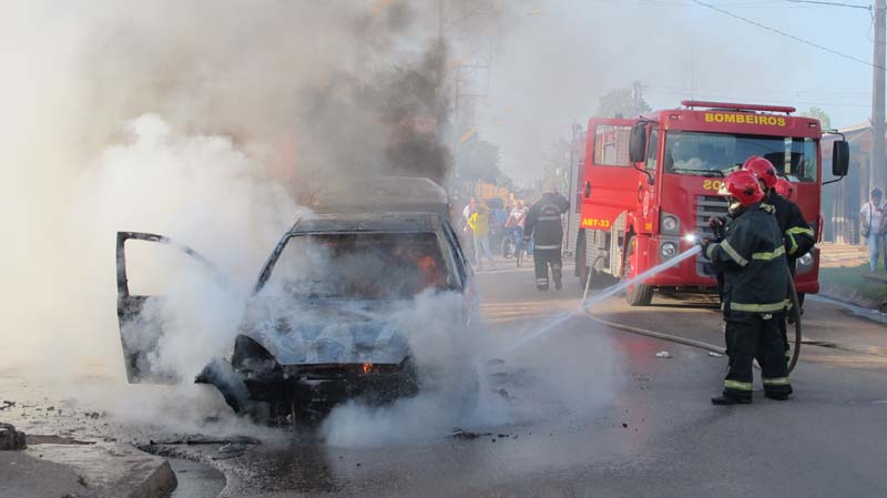 
        
            Carro é destruído por fogo no meio da  rua
        
    