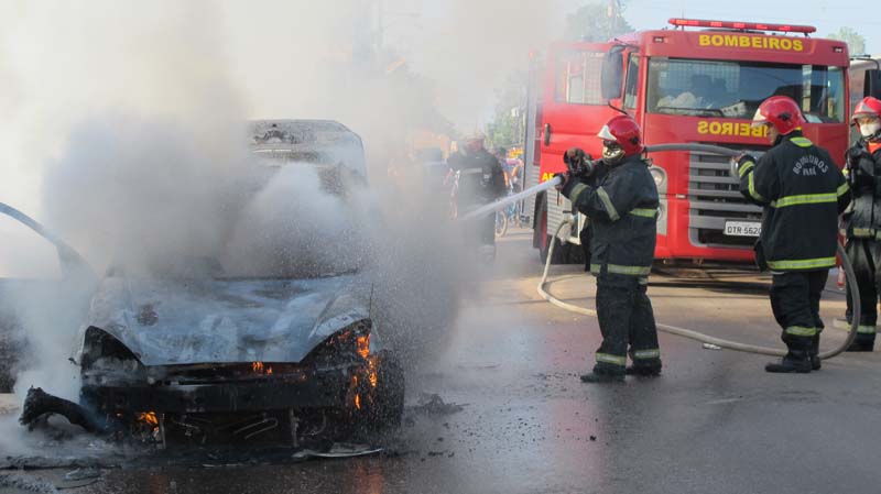 
        
            Carro é destruído por fogo no meio da  rua
        
    