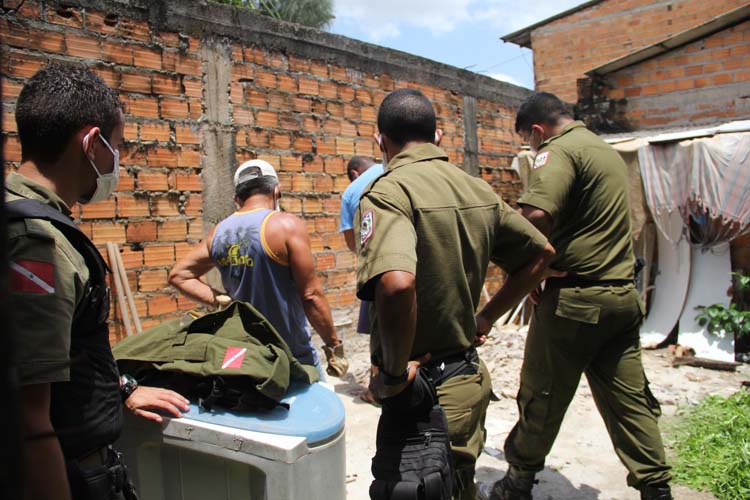 
        
            Mulher mata marido e esconde o corpo no quintal
        
    