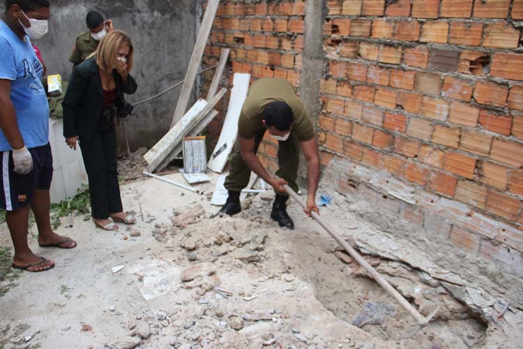 
        
            Mulher mata marido e esconde o corpo no quintal
        
    