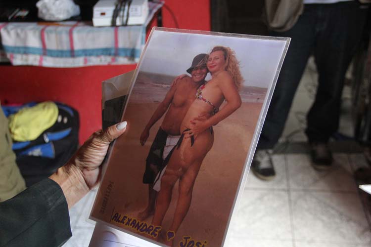 
        
            Mulher mata marido e esconde o corpo no quintal
        
    