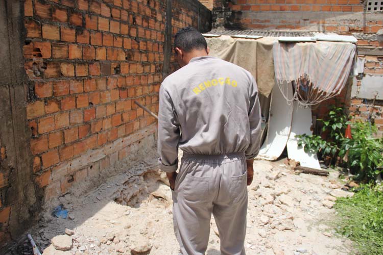 
        
            Mulher mata marido e esconde o corpo no quintal
        
    