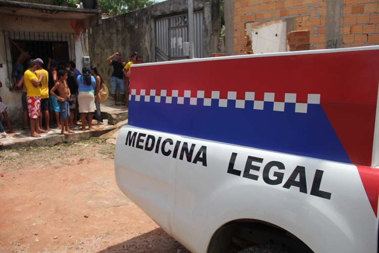 
        
            Mulher mata marido e esconde o corpo no quintal
        
    