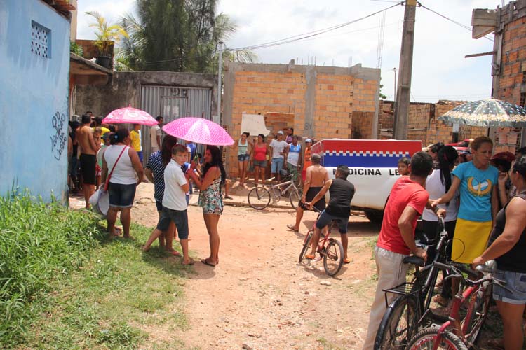 
        
            Mulher mata marido e esconde o corpo no quintal
        
    
