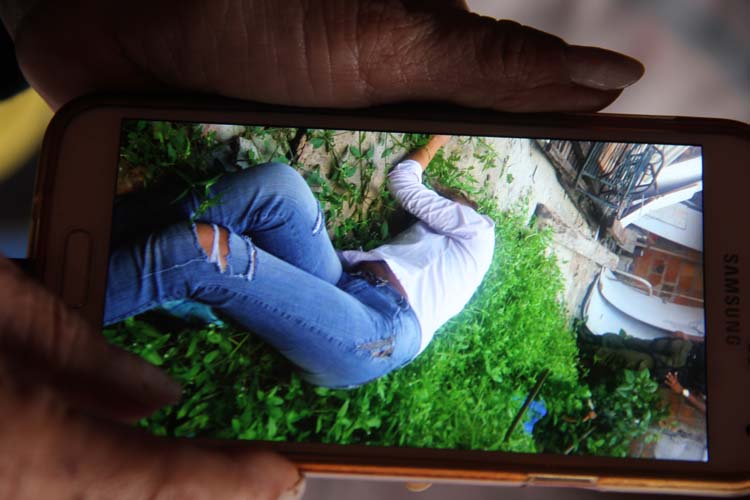 
        
            Mulher mata marido e esconde o corpo no quintal
        
    