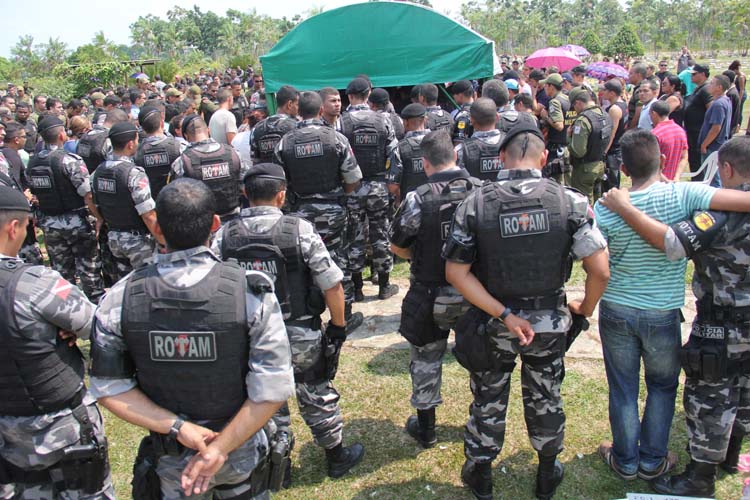 
        
            PM é sepultado sob forte comoção
        
    