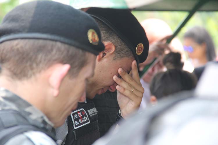 
        
            PM é sepultado sob forte comoção
        
    