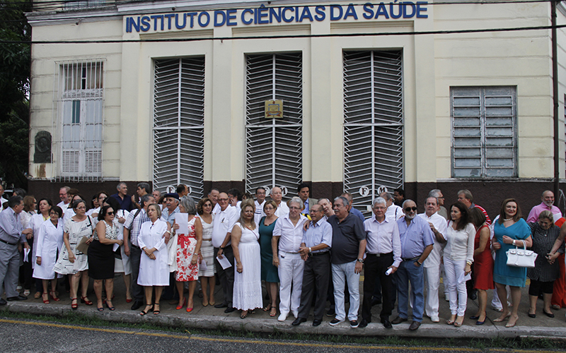 
        
            Ex-alunos comemoram 40 anos de formatura
        
    