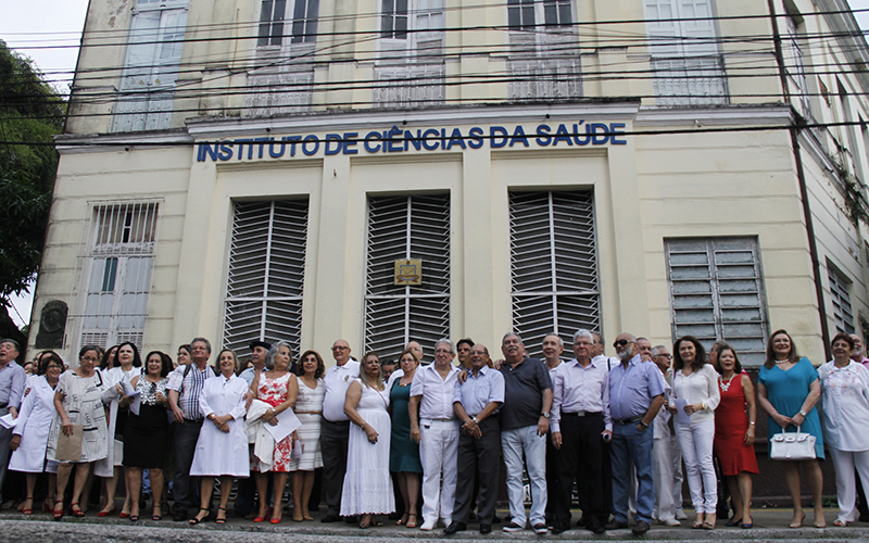
        
            Ex-alunos comemoram 40 anos de formatura
        
    