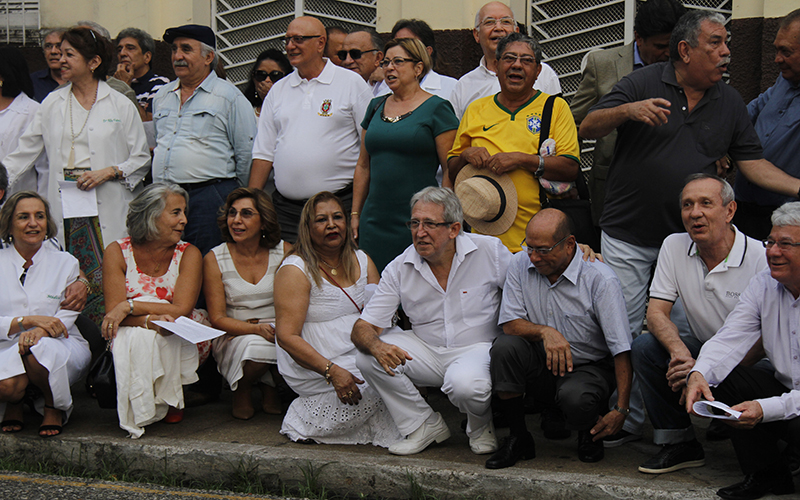 
        
            Ex-alunos comemoram 40 anos de formatura
        
    