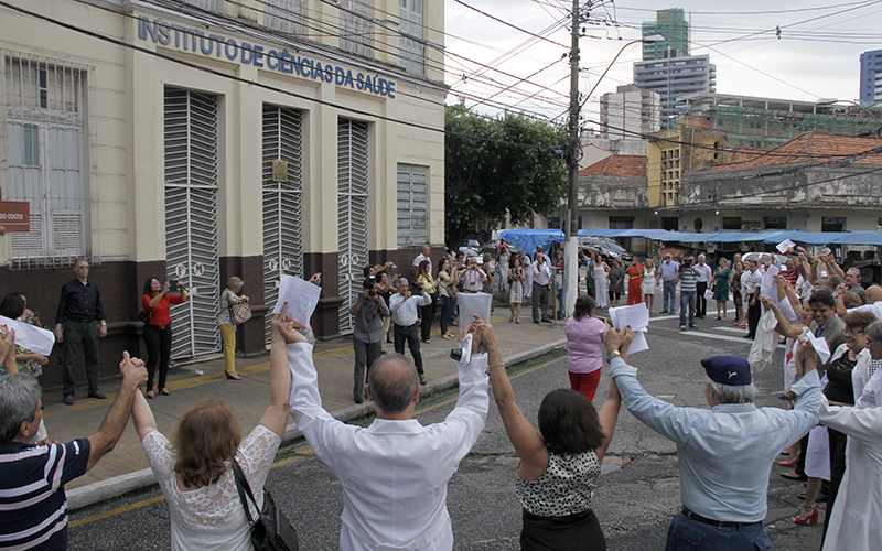 
        
            Ex-alunos comemoram 40 anos de formatura
        
    