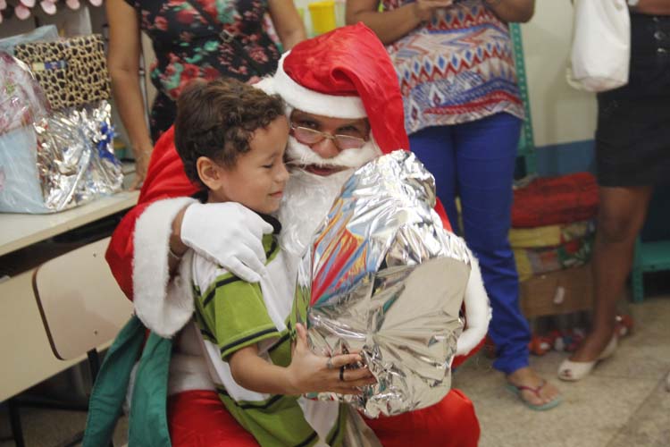 
        
            Papai Noel dos Correios presenteiam crianças
        
    
