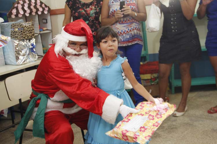 
        
            Papai Noel dos Correios presenteiam crianças
        
    