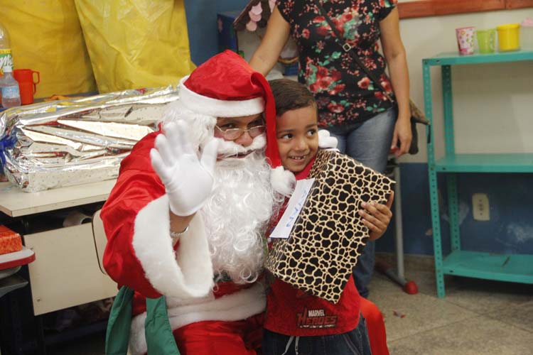 
        
            Papai Noel dos Correios presenteiam crianças
        
    