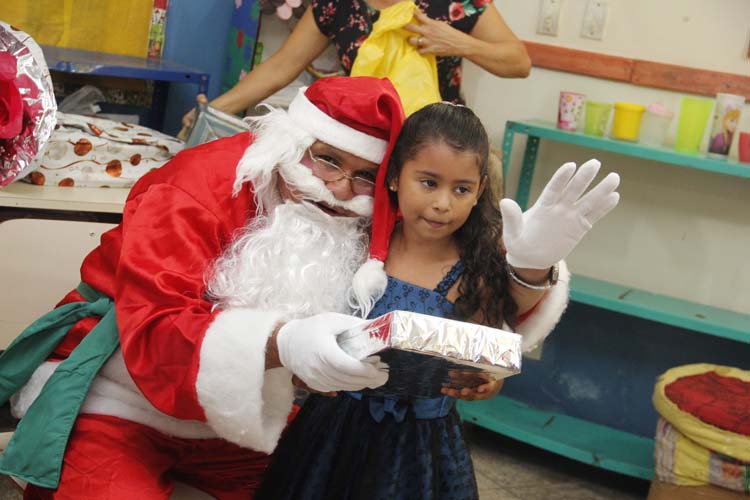 
        
            Papai Noel dos Correios presenteiam crianças
        
    