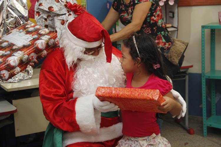 
        
            Papai Noel dos Correios presenteiam crianças
        
    