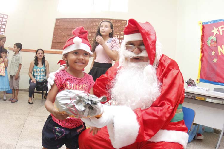 
        
            Papai Noel dos Correios presenteiam crianças
        
    