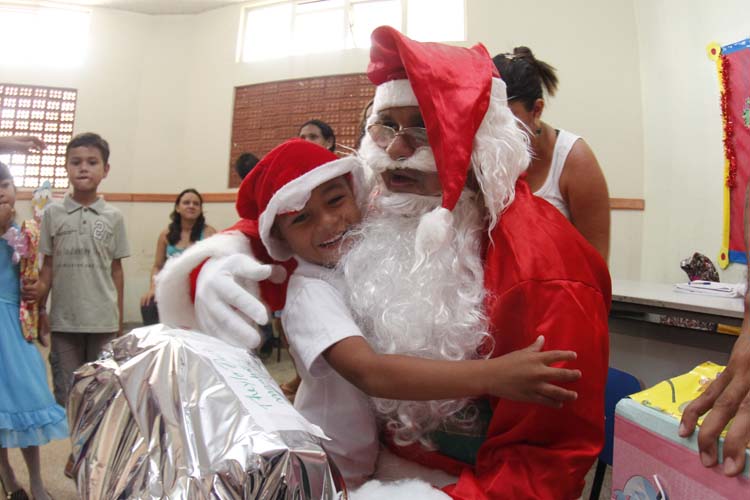 
        
            Papai Noel dos Correios presenteiam crianças
        
    