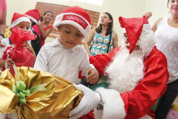 
        
            Papai Noel dos Correios presenteiam crianças
        
    