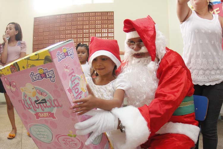 
        
            Papai Noel dos Correios presenteiam crianças
        
    