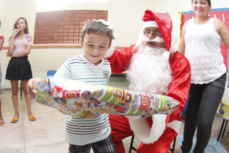 
        
            Papai Noel dos Correios presenteiam crianças
        
    