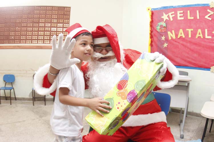 
        
            Papai Noel dos Correios presenteiam crianças
        
    