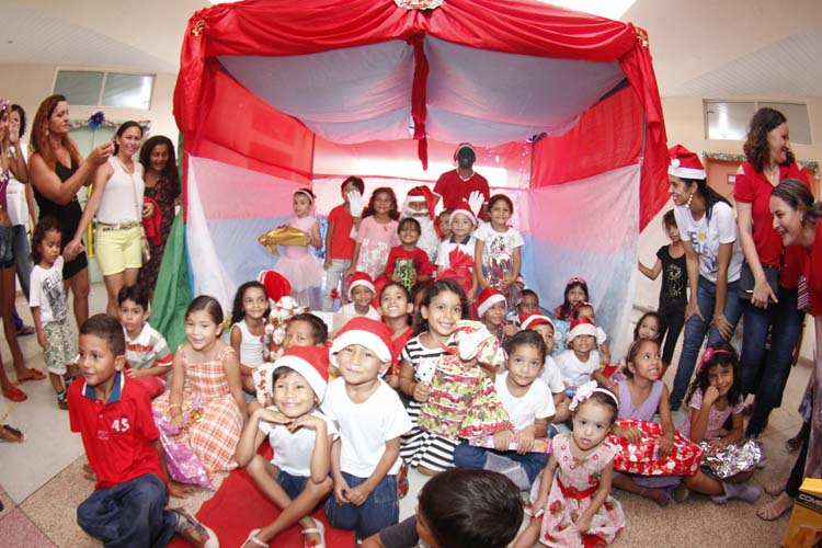 
        
            Papai Noel dos Correios presenteiam crianças
        
    
