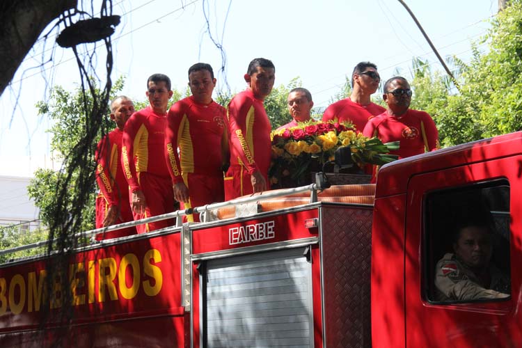 
        
            Sargento recebe últimas homenagens
        
    