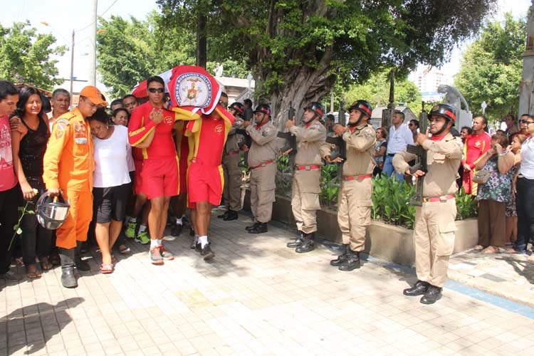 
        
            Sargento recebe últimas homenagens
        
    