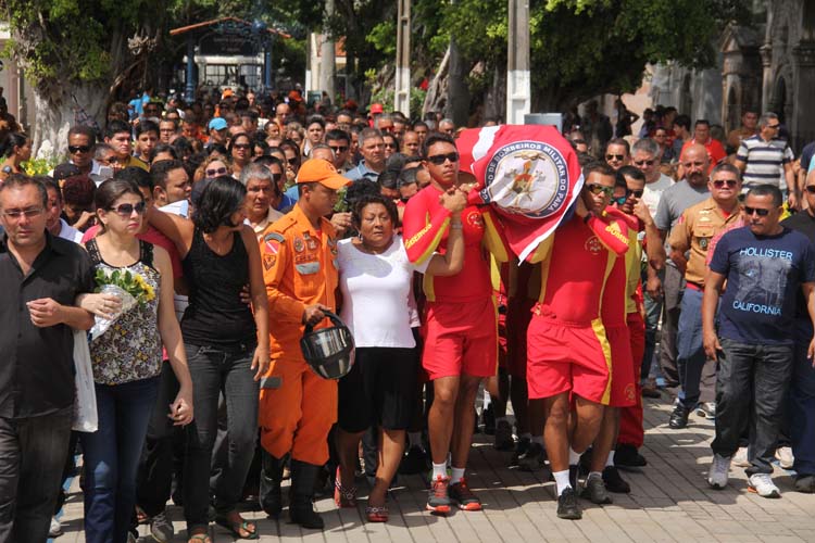 
        
            Sargento recebe últimas homenagens
        
    