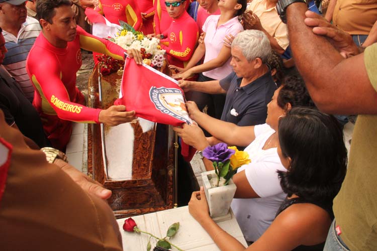 
        
            Sargento recebe últimas homenagens
        
    
