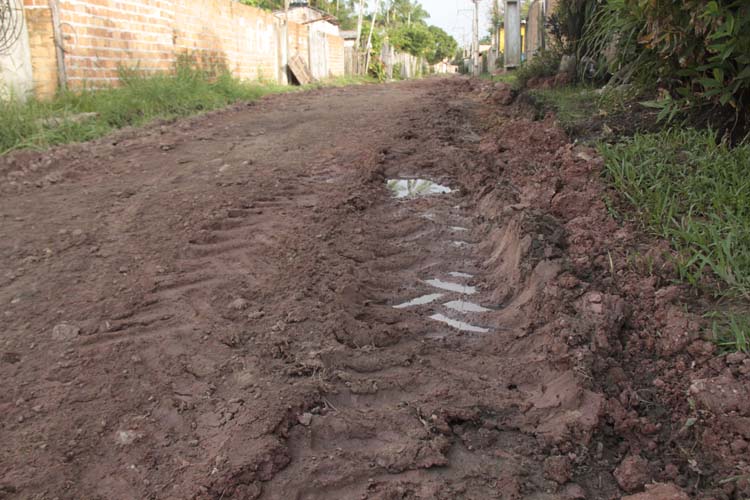 
        
        
            Obra de Pioneiro deixa rua cheia de lama
        
    