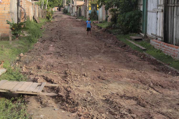 
        
        
            Obra de Pioneiro deixa rua cheia de lama
        
    