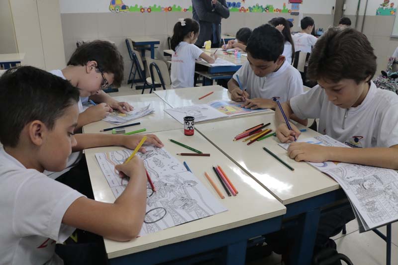 
        
            Livro para colorir do DIÁRIO cativa estudantes
        
    