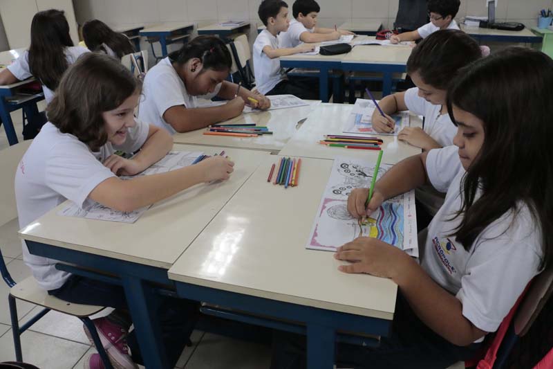 
        
            Livro para colorir do DIÁRIO cativa estudantes
        
    