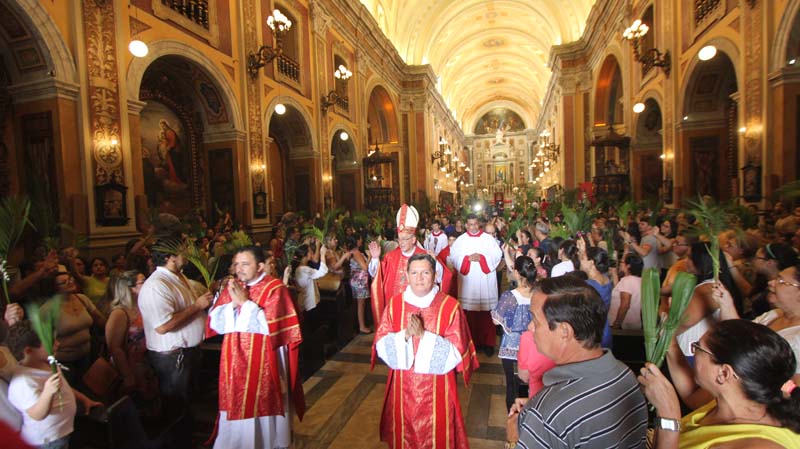 
        
            Católicos celebram o Domingo de Ramos em Belém
        
    