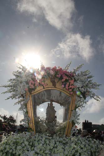 
        
            Benevides homenageia Nossa Senhora do Carmo
        
    