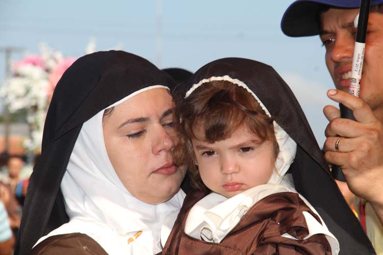 
        
            Benevides homenageia Nossa Senhora do Carmo
        
    