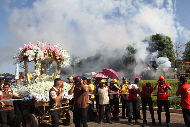 
        
            Benevides homenageia Nossa Senhora do Carmo
        
    