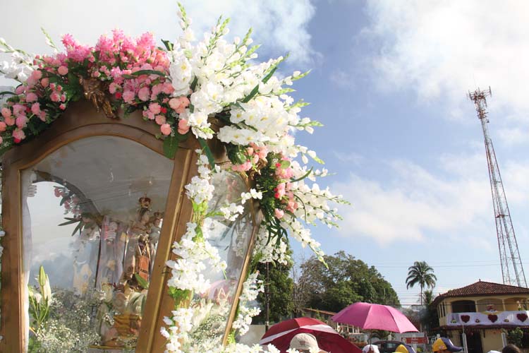 
        
            Benevides homenageia Nossa Senhora do Carmo
        
    