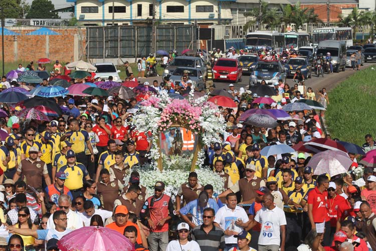 
        
            Benevides homenageia Nossa Senhora do Carmo
        
    