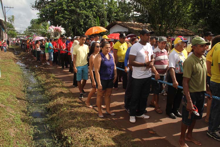 
        
            Benevides homenageia Nossa Senhora do Carmo
        
    