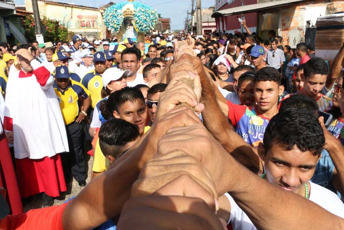 
        
            Vigia rende homenagens a Virgem de Nazaré
        
    