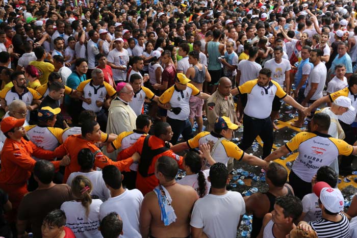 
        
            Fé e devoção no amor à Virgem de Nazaré
        
    