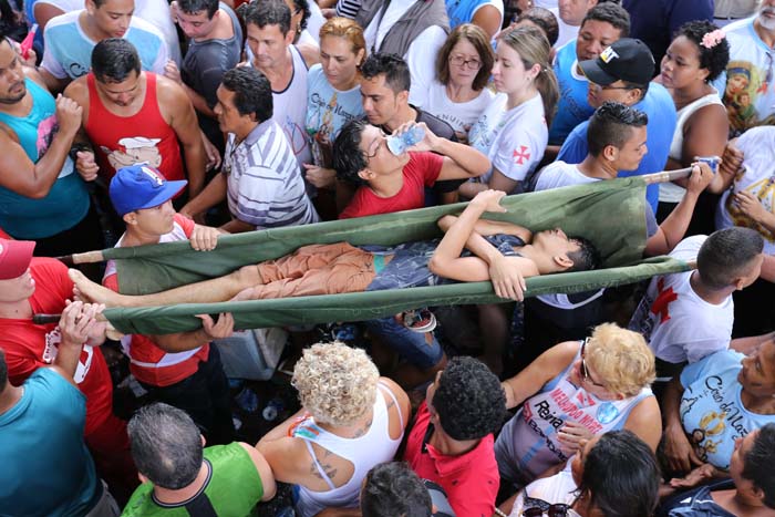
        
            Fé e devoção no amor à Virgem de Nazaré
        
    