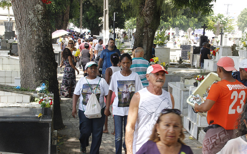
        
             Movimentação nos cemitérios pelo Dia de Finados
        
    