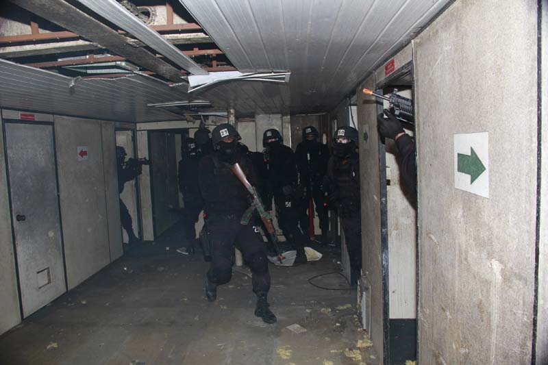 Policiais treinam em simulação de ataque pirata