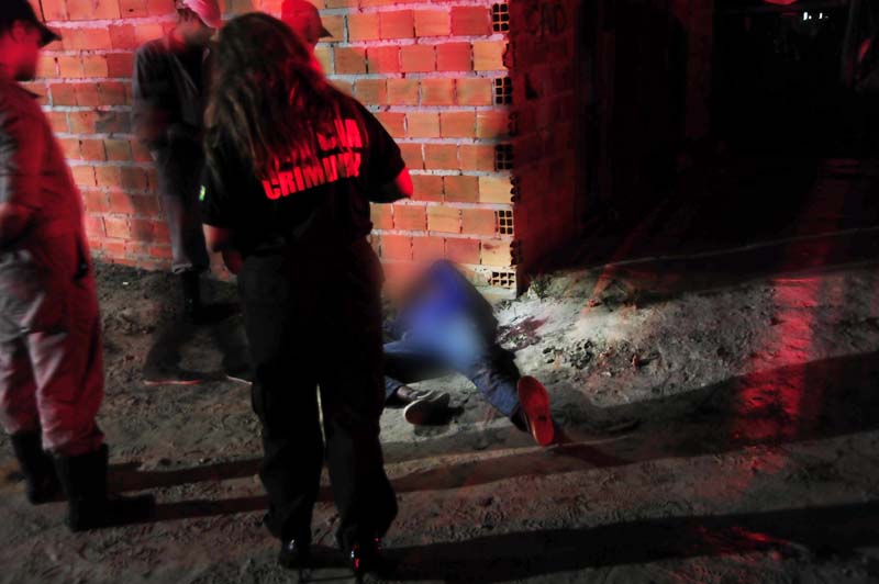 
        
            Assassinado com tiros e facadas
        
    