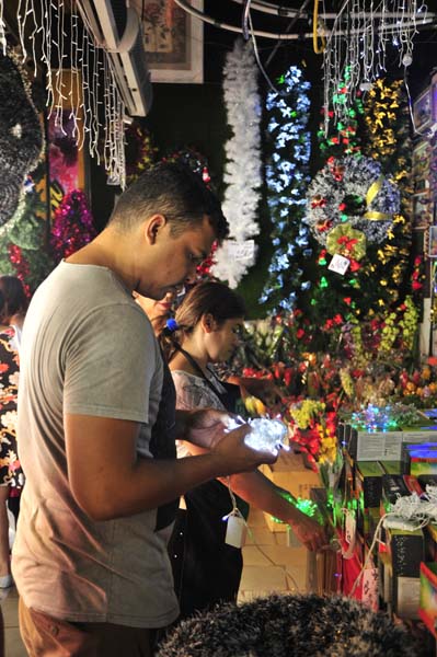 
        
             Luzes de Natal devem aliar economia e segurança
        
    